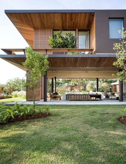 rumah tropis modern dengan halaman yang luas