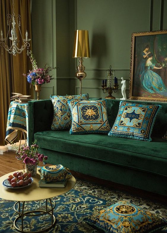 Sofa hijau dengan akesoris klasik